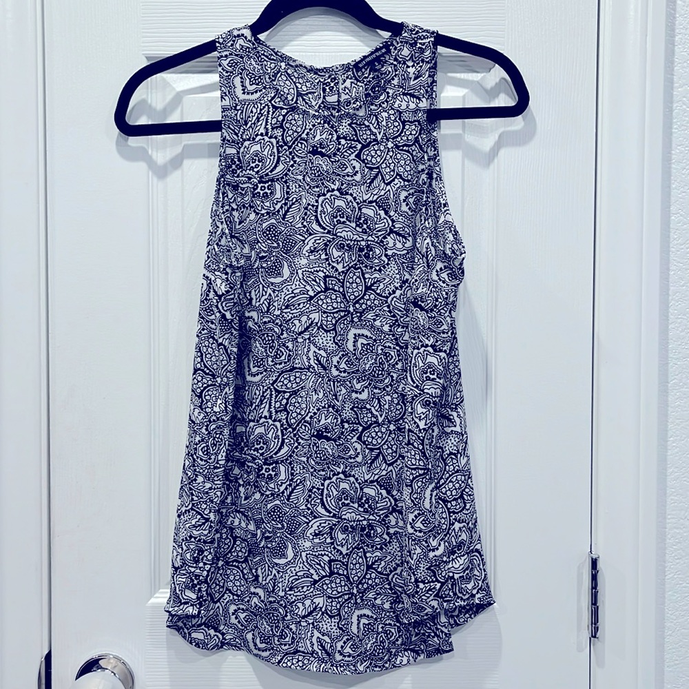 Whowhatwear sleevless top black and white floral print